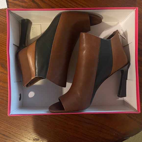 Vince Camuto size 9 Black/brown open toed heels - Picture 3 of 6